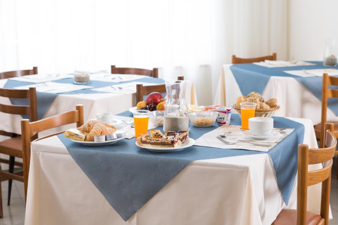 Hotel Cenisio Ріміні Екстер'єр фото